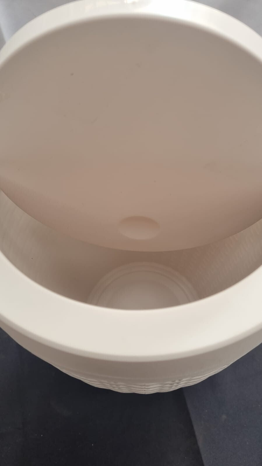 515799 Faux Rattan Round Bathroom Bin with Swing lid, (22.5 x 22.5 x 29.2 cm)